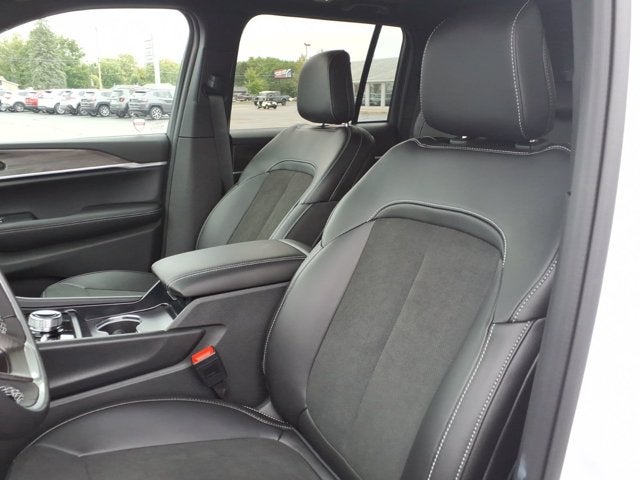 2027 Jeep Grand Cherokee Laredo Altitude