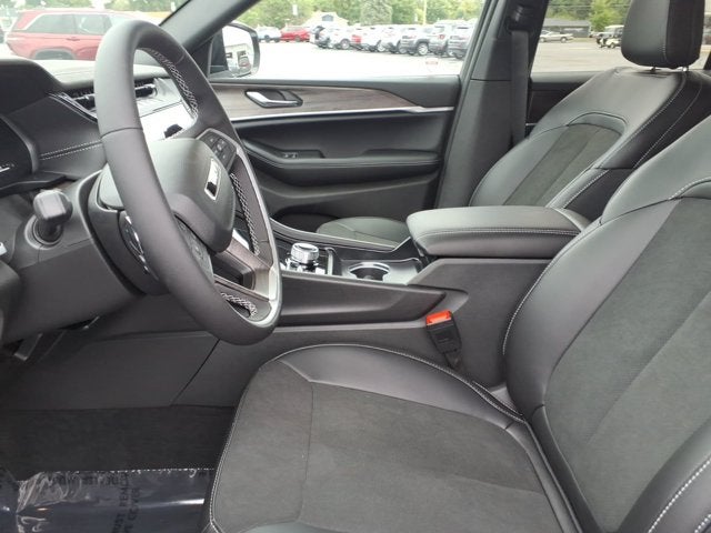 2027 Jeep Grand Cherokee Laredo Altitude