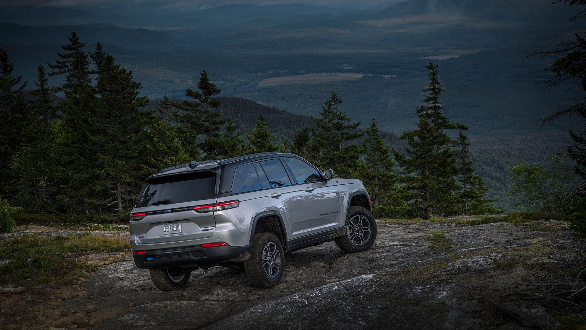 Silver Jeep Grand Cherokee